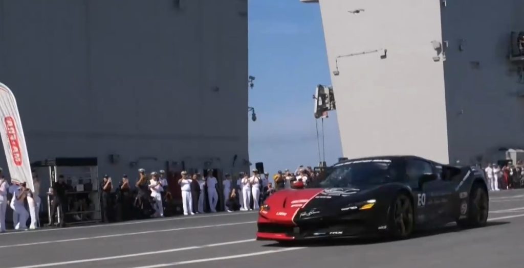 Фабио Бароне подобрява световния си рекорд за скорост с Ferrari на борда на самолетоносач