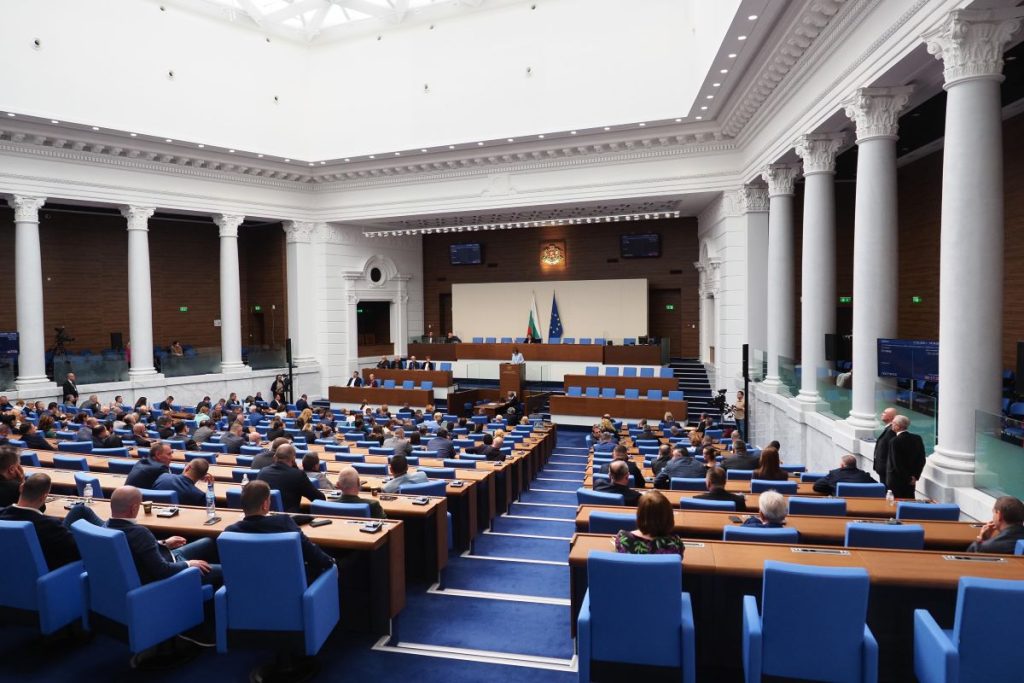 Липса на кворум и остри дебати: България пред финансов риск според МВФ и опозицията