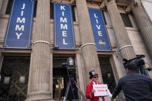 ABC върна шоуто на Джими Кимъл след спорни коментари и критики от Доналд Тръмп