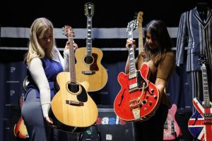 Китарата на Ноел Галахър, свидетел на разпада на 'Оейзис', все още без ясна съдба след търга