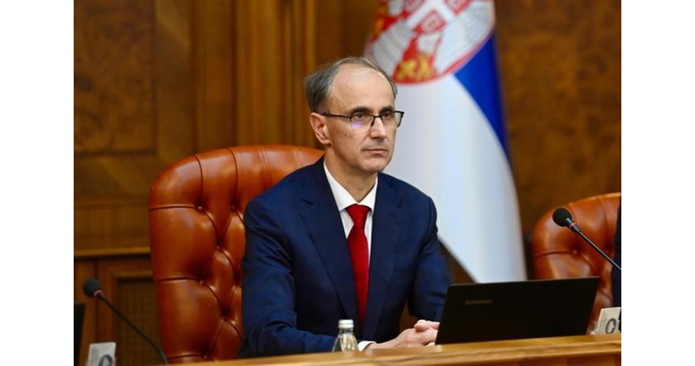 Сръбският премиер сменя костюма с престилка: Джуро Мацут получи зелена светлина да лекува, докато управлява