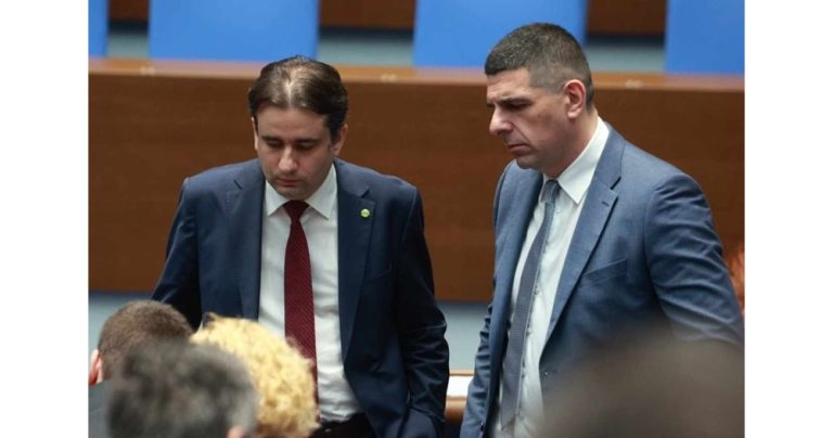 ДБ се въздържа за спецслужбите: "Няма да подкрепим човека на Пеевски за шеф на ДАНС" ДБ се въздържа за спецслужбите: "Няма да подкрепим човека на Пеевски за шеф на ДАНС"