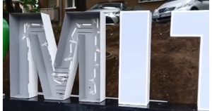 Напрежение в Косово: Властите премахнаха кирилския надпис в Митровица