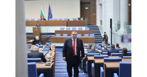 Пеевски с нова атака: Радев е истерясал, натиска медиите и пази „Копринката“