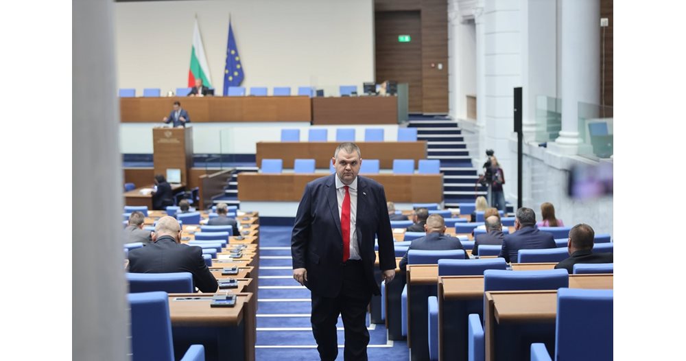 Пеевски с нова атака: Радев е истерясал, натиска медиите и пази „Копринката“