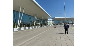 Жена опита да спре самолет с фалшив сигнал за бомба на Летище София, за да не изпусне полета си