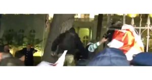 Ескалация в Грузия: 20 000 демонстранти с флагове на ЕС щурмуваха президентския дворец