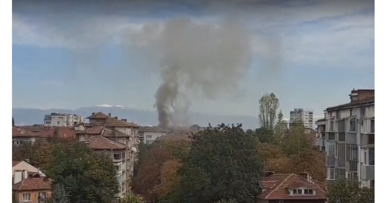 Голям пожар в София потушен след два часа, няма пострадали Голям пожар в София потушен след два часа, няма пострадали
