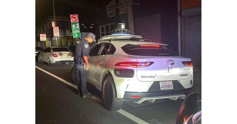 Полицаи в Сан Бруно спряха самоуправляваща се кола на Waymo за нарушение, не успяха да издадат глоба Полицаи в Сан Бруно спряха самоуправляваща се кола на Waymo за нарушение, не успяха да издадат глоба