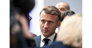 Криза във Франция: Опозицията настоява Макрон да подаде оставка след рекордно кратко правителство