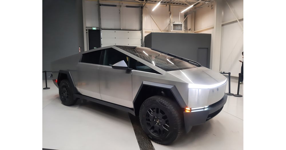 Семейства съдят Tesla заради Cybertruck: "Изгоряха живи, не успяха да отворят вратите"
