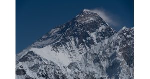 Мащабна спасителна операция приключи успешно: Евакуираха стотици блокирани на Еверест