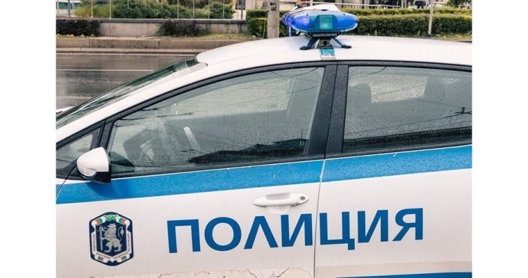 Хулиганство в Ярлово: 71-годишен мъж хвърли пиратка по патрулка и обижда полицаи Хулиганство в Ярлово: 71-годишен мъж хвърли пиратка по патрулка и обижда полицаи