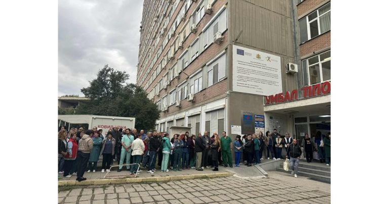 Протестът в УМБАЛ „Пловдив“ намаля наполовина: 50 души излязоха в защита на стария директор