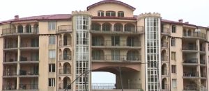 Държавата започва събаряне на хотел „Негреско“ в Елените, построен върху река Дращела