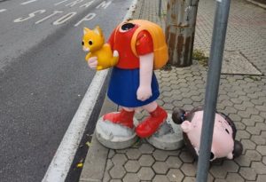 Вандализъм в София: Обезглавиха детски фигури за пътна безопасност, общественото възмущение е силно