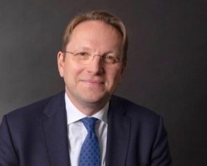 Еврокомисар Вархей отрече обвиненията за шпионаж на Будапеща в европейските институции