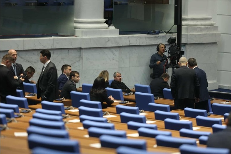 "Възраждане" настоява за бързи избори и отказ от еврото преди 1 януари "Възраждане" настоява за бързи избори и отказ от еврото преди 1 януари