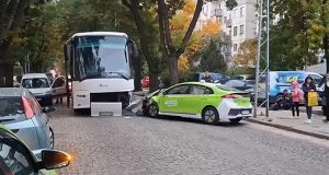 Водач на автобус причини тежка катастрофа в Кючука: Таксиметров шофьор пострада тежко