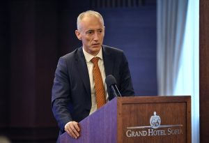 Министър Вълчев: Екраните увреждат мозъка – имаме поколенчески проблем с математиката