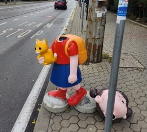 50 лв. глоба за студента, поставил детски фигури на опасните зебри в София