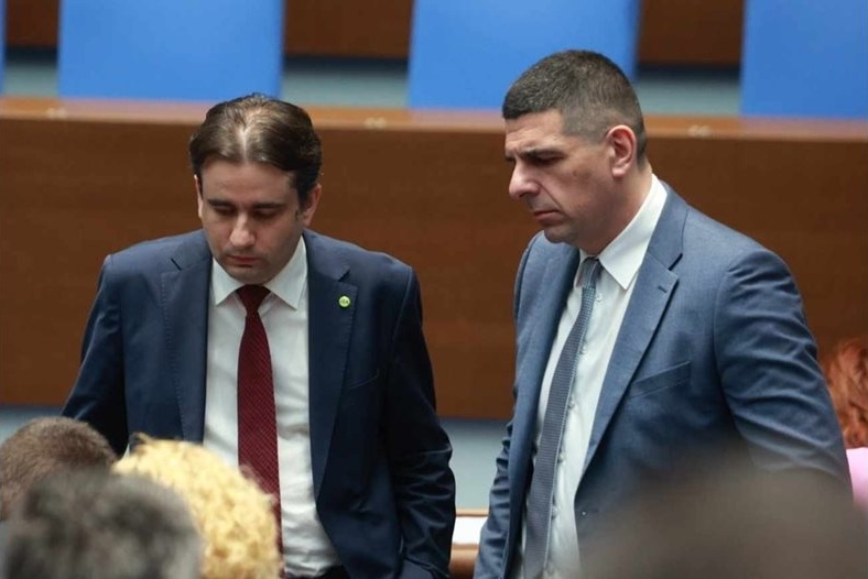 ДБ: Властта се е скрила на тъмно и разпределя порции, кризата мина през тайни масички ДБ: Властта се е скрила на тъмно и разпределя порции, кризата мина през тайни масички