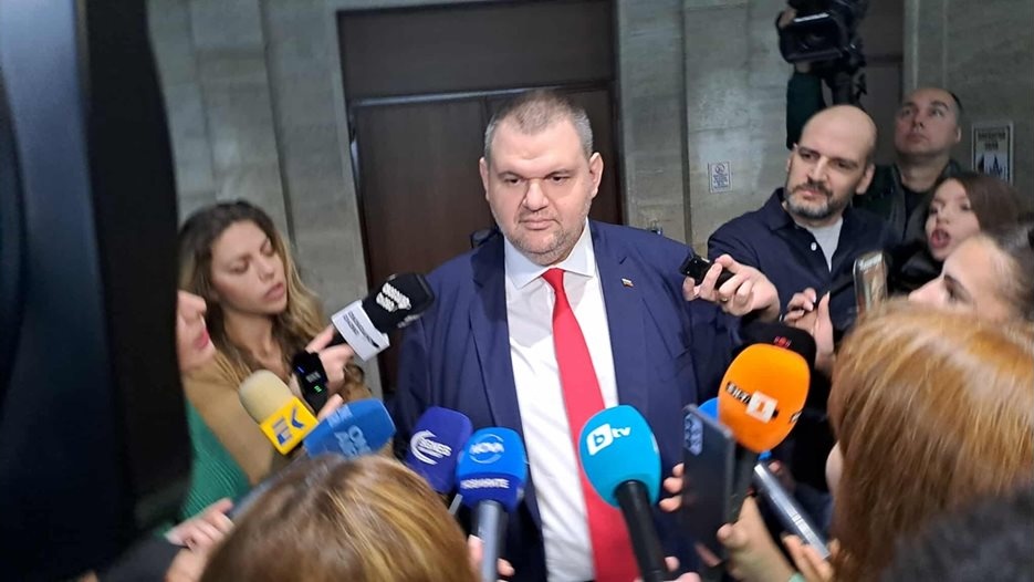 Пеевски към Радев: Чичо Румен, купонът се отменя – избори няма да има Пеевски към Радев: Чичо Румен, купонът се отменя – избори няма да има