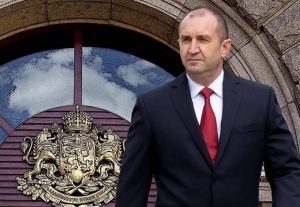 Румен Радев: Бившият полковник с над 1400 часа във въздуха и политическият му акт на солидарност