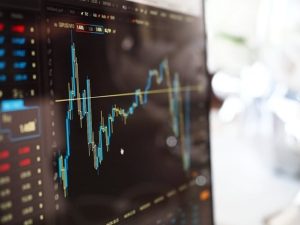 Пазарите ограничиха загубите: Изявленията на Тръмп и опасенията за 100% мита срещу Китай движат индексите