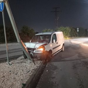 Тежка катастрофа край Пловдив: Пикап се заби челно в електрически стълб на входа на Марково