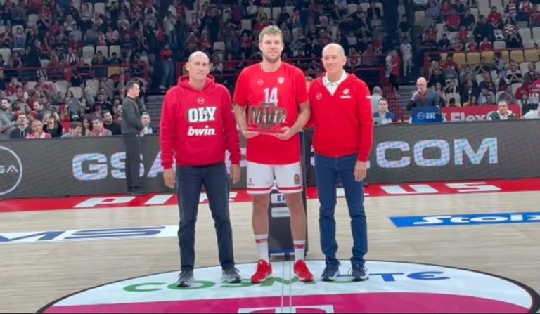 Везенков получи MVP награда и почивка: "Олимпиакос" с трета поредна победа в Гърция Везенков получи MVP награда и почивка: "Олимпиакос" с трета поредна победа в Гърция