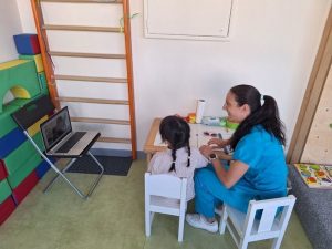 Зелената лента със слънчогледи: Нов международен символ за подкрепа на хора с аутизъм и скрити увреждания