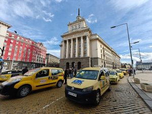 Глоби от 50 до 100 лв. при отказ: Над 5200 таксита в София приемат плащане с карта