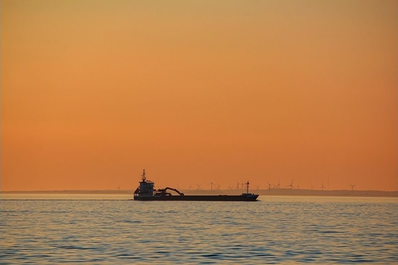 Горящият танкер MV Falcon в Аденския залив: Двама души са в неизвестност, причината за взрива остава неясна