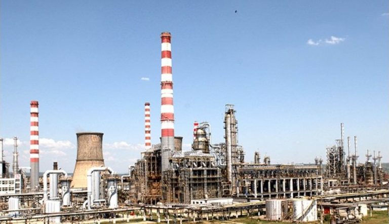 Взрив в рафинерия на „Лукойл“ в Румъния рани работник; започна разследване