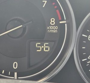 Тих убиец за мотора: Защо не трябва да слушате индикатора за смяна на предавките