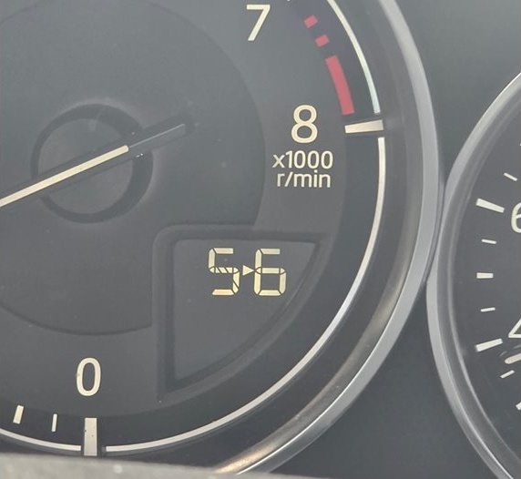 Тих убиец за мотора: Защо не трябва да слушате индикатора за смяна на предавките Тих убиец за мотора: Защо не трябва да слушате индикатора за смяна на предавките