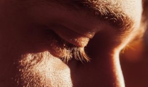 Пробив в офталмологията: Миниатюрен имплант възстановява централното зрение при неизлечима макулна дегенерация