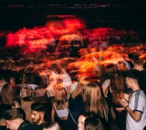 Атина в шок: 16-годишно момиче почина пред клуб в Гази, арестуваха собственици и родители