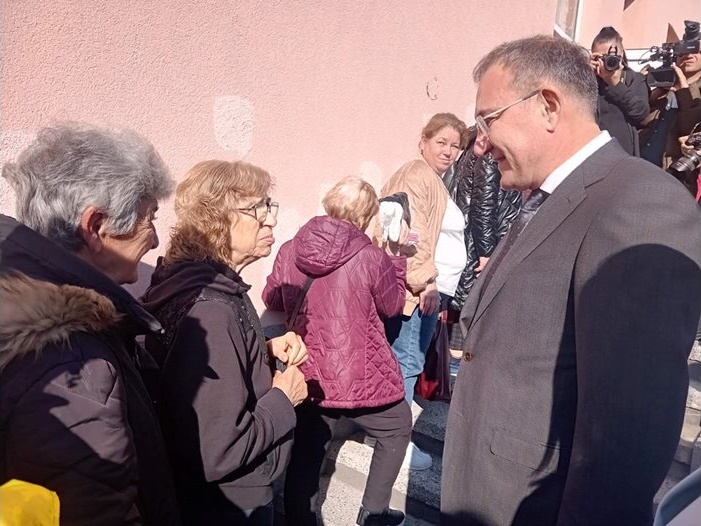 Министър Гуцанов: Безкомпромисен контрол срещу продажбата на помощи, подкрепата ще достигне над 640 000 души Министър Гуцанов: Безкомпромисен контрол срещу продажбата на помощи, подкрепата ще достигне над 640 000 души