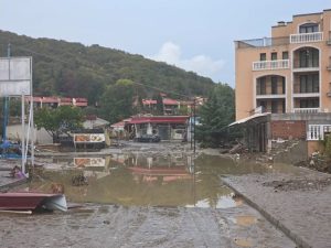 ДНСК премахва нов незаконен строеж в Елените: Корекция на речното корито на р. Козлука