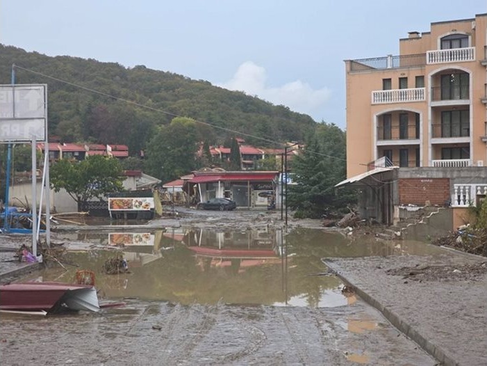 ДНСК премахва нов незаконен строеж в Елените: Корекция на речното корито на р. Козлука ДНСК премахва нов незаконен строеж в Елените: Корекция на речното корито на р. Козлука