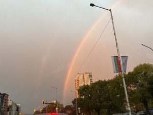 Рядко зрелище: Двойна дъга огря София в ранните зори преди дъжда