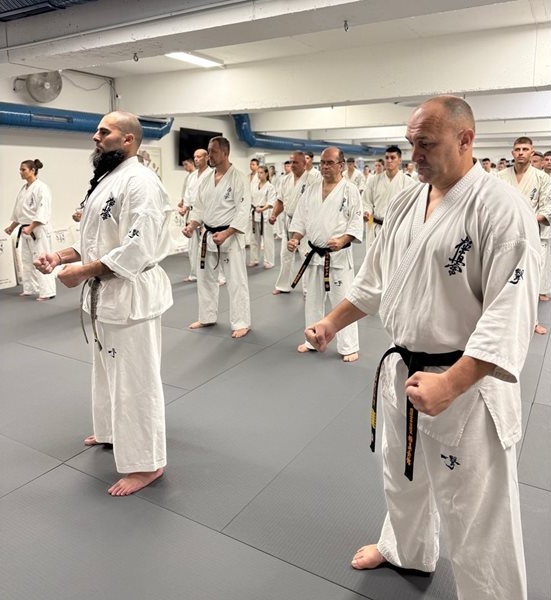 Каратеки от Бургас премериха сили със световния шампион Алехандро Наваро във Варна Каратеки от Бургас премериха сили със световния шампион Алехандро Наваро във Варна