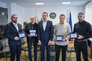 Министър Иван Пешев награди сумистите Симеон Станкович и Иван Благоев за медалите от Световното в Банкок