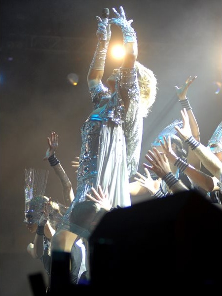 Лепа Брена е отговорът: Легендата, която смени баскетбола за 40 милиона продадени албума