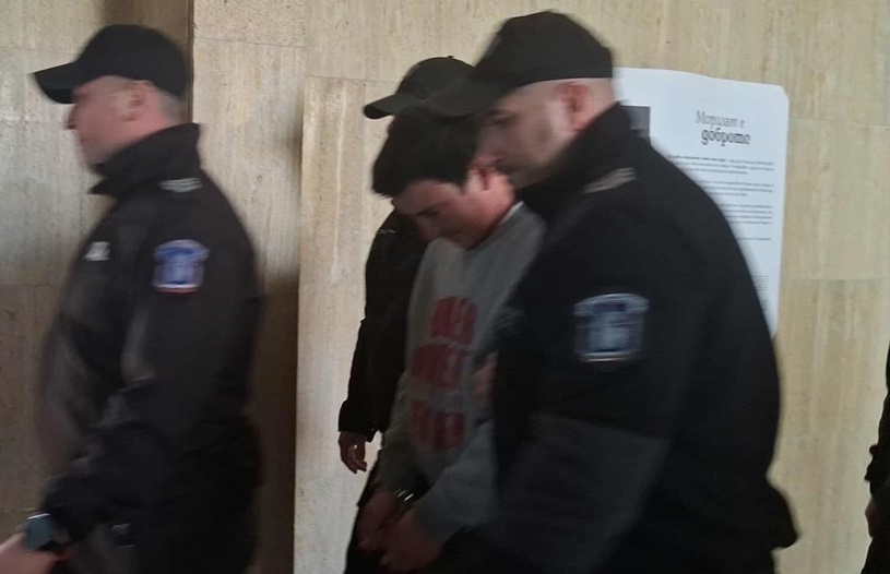 Нов обрат в Люляково: Обеси се чичото на тройния убиец Фахри, разследван за съучастие Нов обрат в Люляково: Обеси се чичото на тройния убиец Фахри, разследван за съучастие