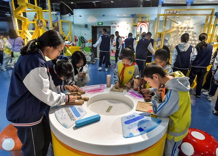 Китай въвежда двучасов спорт и „ден без домашни“ в училищата за облекчаване на натоварването