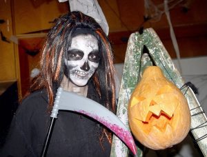 Масово празнуване на Хелоуин в Елин Пелин напук на кметската забрана: Организаторите оспорват заповедта като противоконституционна Масово празнуване на Хелоуин в Елин Пелин напук на кметската забрана: Организаторите оспорват заповедта като противоконституционна