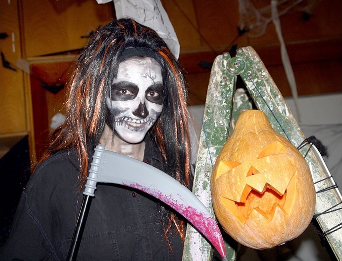 Масово празнуване на Хелоуин в Елин Пелин напук на кметската забрана: Организаторите оспорват заповедта като противоконституционна